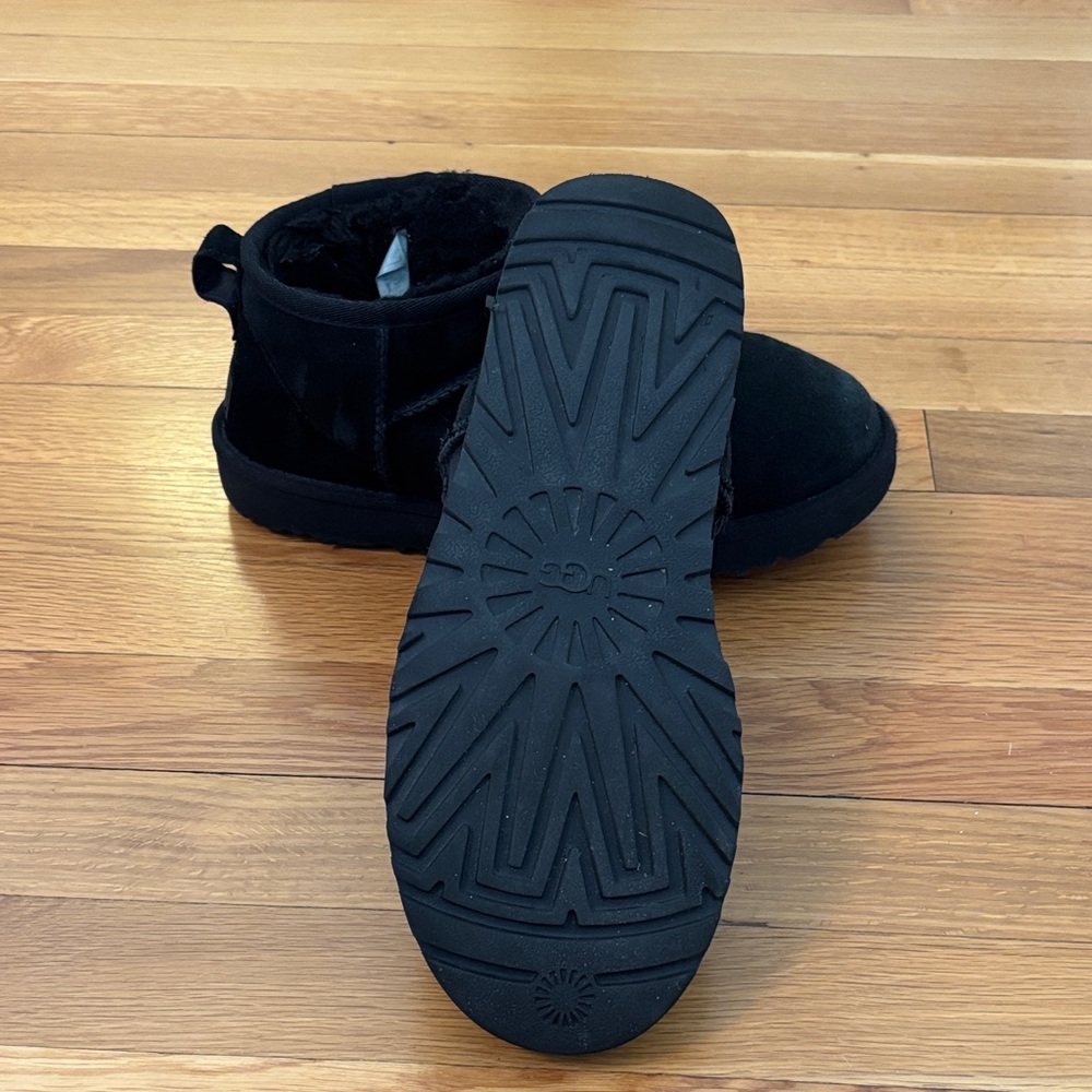 UGG Classic Ultra Mini. Black size 8. - Picture 5 of 5
